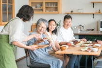 「帰省＝家事バイトか？」実家で最もやらされる「お仕事」ランキング！3位：スマホ操作を教える、2位＆1位に共感の嵐