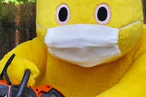 有名キャラが 【花粉症】 にブチギレ？　山林にチェンソー持ち込む “過激投稿” に「目が血走ってる」「怖い」　…驚異の18万いいね