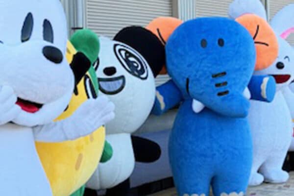 【駄菓子】の着ぐるみキャラたちが、大集結…　「お菓子アベンジャーズや」「有名人ばかり！」　“強すぎる絵面” に「全部食べたことある」