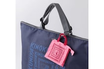 【紀ノ国屋】手のひらサイズが魅力「ミニミニバッグ」（新3色）が登場！カラビナ付属で使い方もいろいろ♪