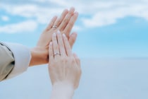 「顔のパーツが同じ」激似すぎカップルも！芸能人夫婦の“結婚報告”がSNSで注目を集めるワケ