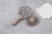 【ことしも猛暑？】「うちわサイズ」の “大型ハンディファン” で大量送風！　税込み1958円