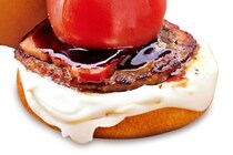 「過去一食べづらそう」…　トマト1玉 《丸ごと》 挟んだ限定メニューに、SNSザワつく　「つき抜け方が斜め上」税込み950円