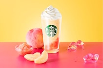 【スタバ】“カスタマイズ型フラペチーノ”新作「My フルーツ3 フラペチーノ 完熟白桃」登場！ベースにはフルーツミックスが仲間入り