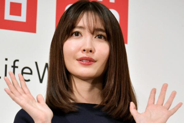 「スタイルえぐっ！！」小嶋陽菜(37)、キュートなリゾートショット公開！美くびれチラリ「宮古島、天国すぎる」ファン大絶賛