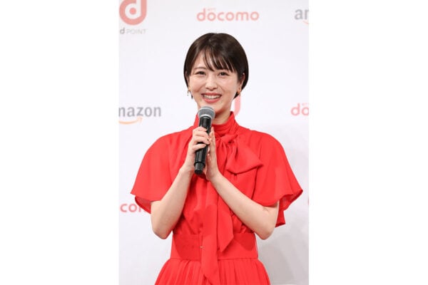 浜辺美波(25)“真っ白ノースリーブ”でほっそり二の腕を披露「天使ですね」SNSで8万いいね超え