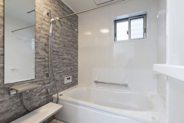 「ないことに慣れてる」お風呂とトイレに「窓」は本当に必要? 新築時に迷う水回りの“窓”事情