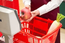 なぜレジ前にお菓子や電池が並ぶのか…？つい手が伸びてしまうスーパーの“仕掛け”に思わず納得