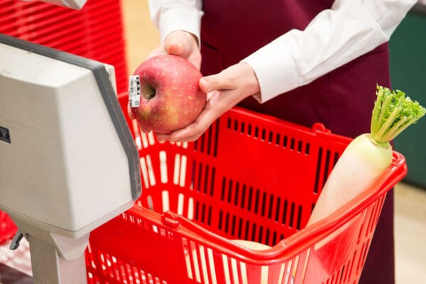 なぜレジ前にお菓子や電池が並ぶのか…？つい手が伸びてしまうスーパーの“仕掛け”に思わず納得