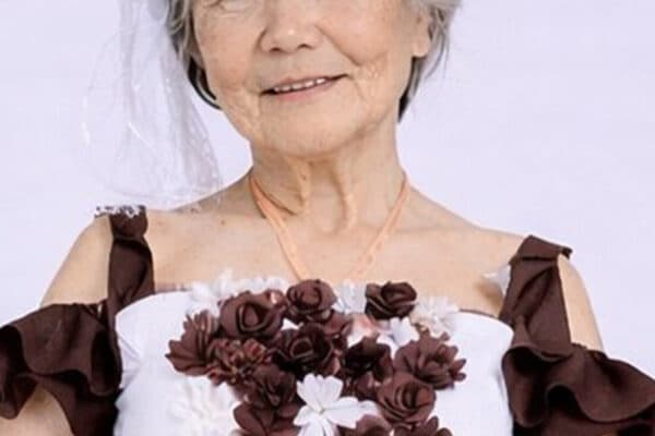 【物議】アイドル “新メンバー” は、高齢女性? 白髪・シワ・たるみ・杖…「高齢者差別」の声も ⇒エイプリルフール企画と判明