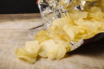 【ファミマ公式】ポテチの開け方に《昭和派》《令和派》がある！？　SNS「令和知らなかった」「箸で食べる派には…」