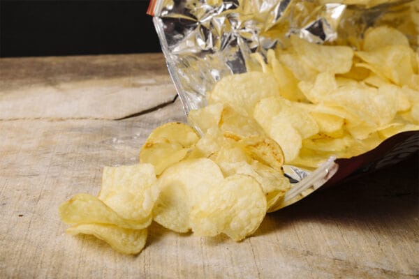 【ファミマ公式】ポテチの開け方に《昭和派》《令和派》がある！？　SNS「令和知らなかった」「箸で食べる派には…」