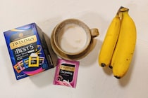 たった “ひと手間”…！　いつもの紅茶を、【濃厚バナナキャラメル】 なミルクティー　に化けさせる方法とは？ ［実食レビュー］