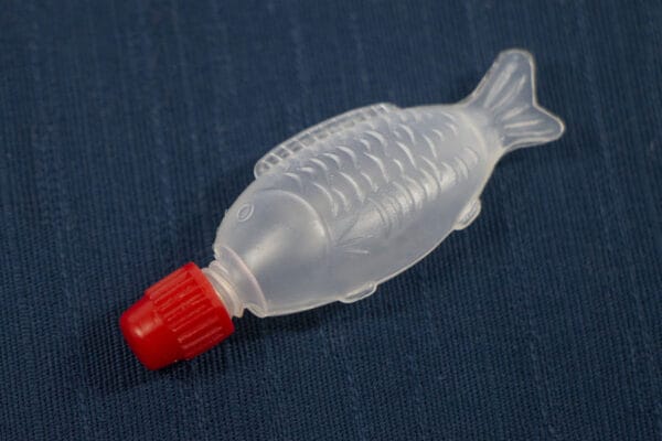 「毎日つけたいっ」「入社希望!」の声も…“魚型醤油差し”の社章が話題→企業公式アカウント「うちのも見て」“社章自慢大会”が勃発