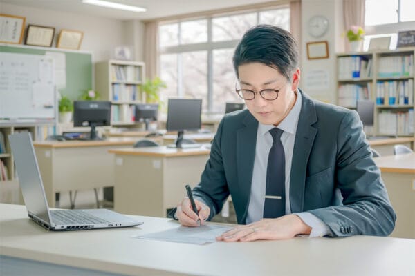 【婚活】“公務員男性” に対する、女性たちの “不満” とは… 40代女性「柔軟さに欠ける」、30代女性「話がつまらない」