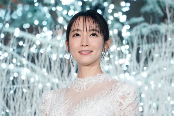 吉岡里帆（33）黒いノースリーブ姿、二の腕を披露。「どんぎつね」4年ぶり復活「妖艶かつ小悪魔などんぎつねさん」SNS反響集まる