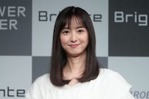 佐々木希（38）“気まずいほど目が合う”「旦那が羨ましい」「AIでも敵わないかわいさ」10年ぶりカレンダーを発売、SNS反響集まる