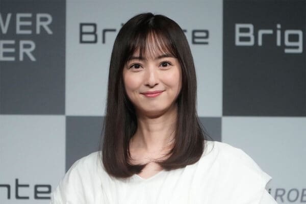 佐々木希（38）“気まずいほど目が合う”「旦那が羨ましい」「AIでも敵わないかわいさ」10年ぶりカレンダーを発売、SNS反響集まる