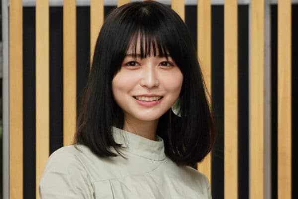 「気絶するレベル」…　長濱ねる（27）、肩出しの “オフショルダー” で…　透明感 が「美人すぎて発狂」との声