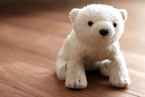 【ぬい活ブーム】ぬいぐるみを持ち歩く大人たち…捨てられない「子どもの頃からの相棒」はどうしてる？ 執着か愛情か…？ 1万円超の“治療”も厭わない「大人のぬい活」の実態