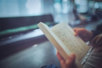 【スマホがない時代】「昔の電車には人間味があった？」SNSで大反響！昭和生まれが語る“電車内の日常”に共感の嵐