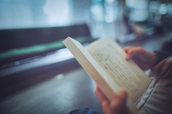 【スマホがない時代】「昔の電車には人間味があった？」SNSで大反響！昭和生まれが語る“電車内の日常”に共感の嵐