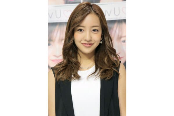 板野友美（34）の“激怒指導”が物議…！「中身がない」アイドルへの“感情論”指摘にちゃんみなと比較する声