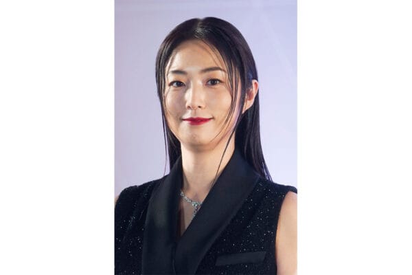 MEGUMI（44）「4カ月で−4kgを達成」無駄肉ゼロの“美くびれ”全開ショット公開！ブラトップ×デニムのヘルシー姿に称賛集まる
