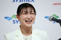 【坂本花織・引退会見】照れ笑い結婚報告“以外”に注目された《左手の“111万円”》とは！？「痺れる…！」「女性がつけたらカッコいい！」称賛の声