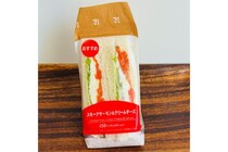 【セブン-イレブン】494円の価値アリ“ぜいたくサンドイッチ”を実食レポ！「スモークサーモン＆クリームチーズ」具材のバランスも詳しく紹介