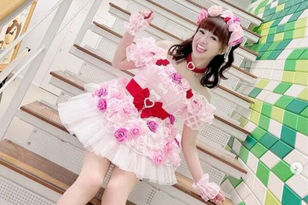 「20代に見えて脳がバグる」…女性たち熱視線 さゆり(56)、現役アイドルを凌駕する “異次元スタイル” に「国宝級の美脚」