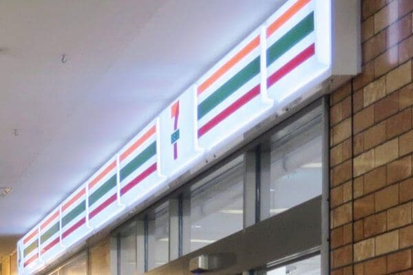 「パンの奥までコロッケが」…【セブン-イレブン】 具が “ぎっしり詰まった”  コロッケ＆マカロニチーズ、新登場