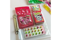 【お菓子帳】シール帳に続くブーム、SNSで大バズり「お菓子帳」とは？ 駄菓子を貼って、実際に作ってみた！