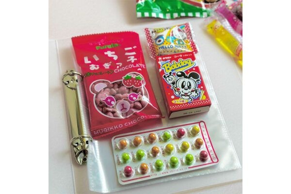【お菓子帳】シール帳に続くブーム、SNSで大バズり「お菓子帳」とは？ 駄菓子を貼って、実際に作ってみた！
