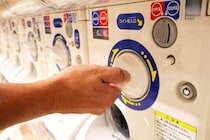 混乱どころか 【販売危険】…　ガシャポン「ヨッシー」現場で何が。  相次ぐメルカリ “高額転売” に「不愉快にもほどがある」
