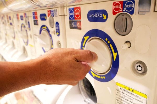 混乱どころか 【販売危険】… ガシャポン「ヨッシー」現場で何が。 相次ぐメルカリ “高額転売” に「不愉快にもほどがある」