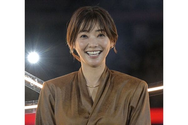 「パッカーンで最高」「破壊力えぐい」倉科カナ(38)、オークスでの“背中ぱっくり&透け透け”ドレス姿に驚きと絶賛の嵐