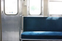 「座るのが怖い…」知らないうちに“トナラー認定”！？「指定席でも舌打ち」「端っこが好きなだけ」過剰すぎる“拒否反応”への本音とは