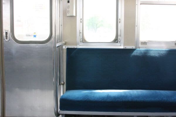 「座るのが怖い…」知らないうちに“トナラー認定”!?「指定席でも舌打ち」「端っこが好きなだけ」過剰すぎる“拒否反応”への本音とは