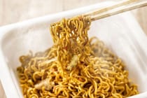「ノーベルやきそば賞！」芸人が投稿したカップ焼きそば“超ズボラ”料理に8.5万いいね！【カップ麺＆袋麺】の手間ゼロライフハックまとめ
