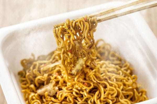 「ノーベルやきそば賞!」芸人が投稿したカップ焼きそば“超ズボラ”料理に8.5万いいね!【カップ麺&袋麺】の手間ゼロライフハックまとめ
