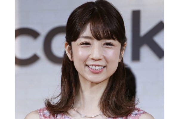 「顔ちいさっ！」…　小倉優子（42）、大人気 “お笑いコンビ” との3ショットに　「お顔半分！」「まさに美女と野獣の組み合わせ」