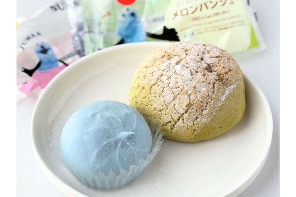 “真っ青な大福”どんな味？ 癒される…「セブン‐イレブン」×「パペットスンスン」コラボ商品から、2種を厳選して実食レビュー！