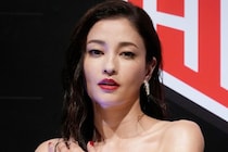 離婚から2年半…　黒木メイサ（38）、 “14歳年下カレシ” と堂々 《匂わせ写真》 に　「運命すてき」「2児の母としては…」