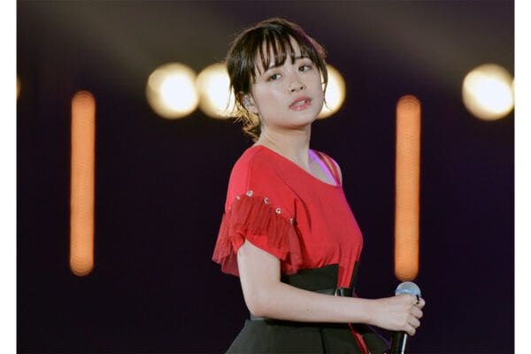 【別人レベル】黒髪ボブの清純派が…　 人気女優（30）、突然  “紫ロングヘアー” に　「誰かと思った」「雰囲気変わり過ぎ」