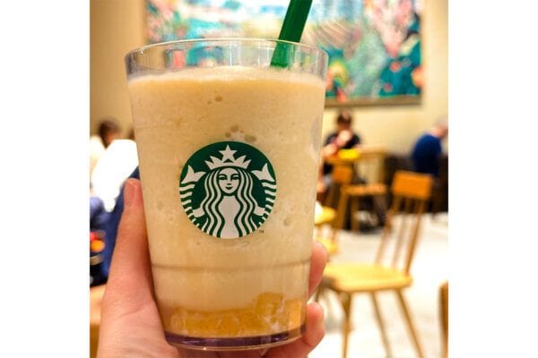 【スタバ新作】30周年の特別な一杯！「バナナ アフォガート フラペチーノ」ほろ苦い味わいを実食レポ♪