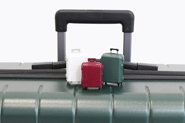 旅行好き必見？　おなじみエース社の「スーツケース」がカプセルトイに！　人気ブランドの型を再現　レッド・グリーン・ピンク…全6種