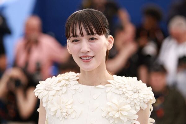 綾瀬はるか（41）白く透き通る“美背中”全開ショット披露「背中キレイ」圧巻のビジュアルにファン歓喜