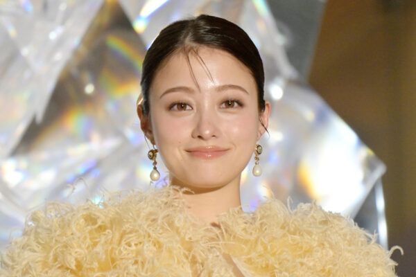 橋本環奈（27）“オフショル黒ドレス姿”を披露「日焼けした？」「少し焼けましたか？」“ヘルシーな大人の色気”にファンくぎ付け