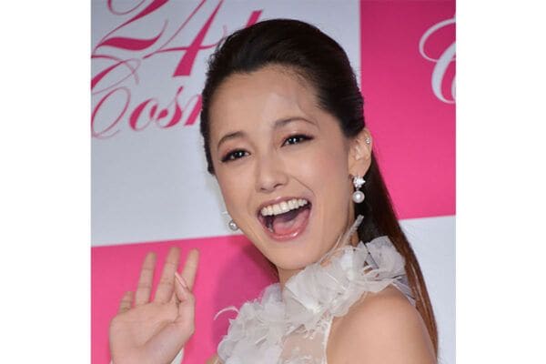 Mattが“40歳大物女優”と密着2ショット公開！圧倒的な美貌を放つ“近影”に「息をのむほど美しい」「異次元のオーラ」ネット騒然！